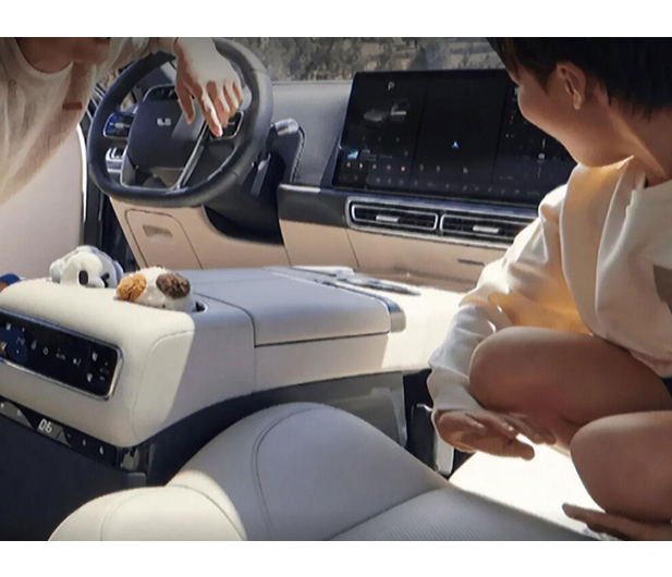 Ottocast CarPlay z nianią samochodową (Cabin Care) - 1502888 - zdjęcie 3